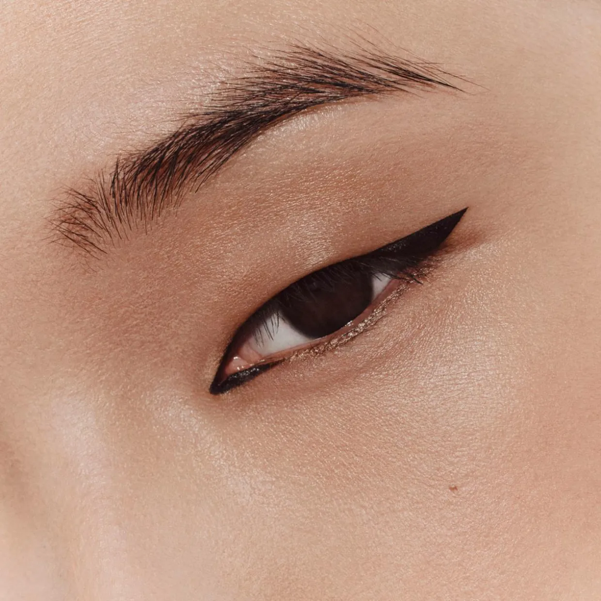 Trait d'Hermès, Nachfüll-Eyeliner – Prägung und Präzision, Encre Noire